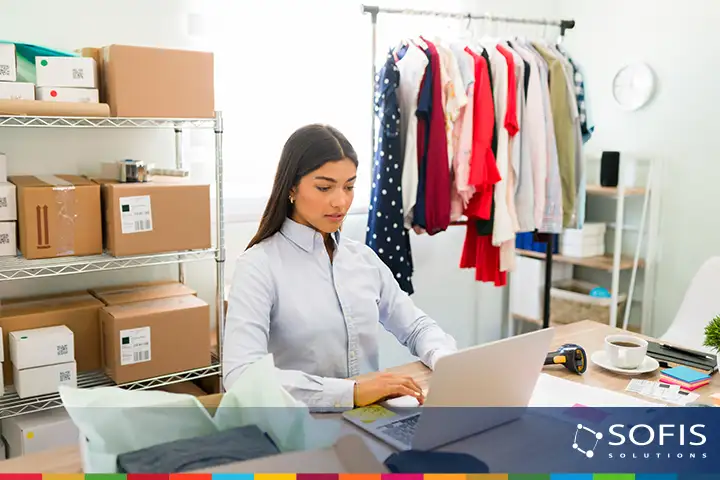 Mujer emprendedora frente a una computadora